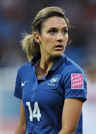 ルイザ・ネシブ - 女子サッカー選手