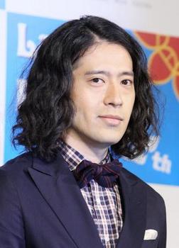 又吉直樹 - 作家、お笑いタレント・ピース